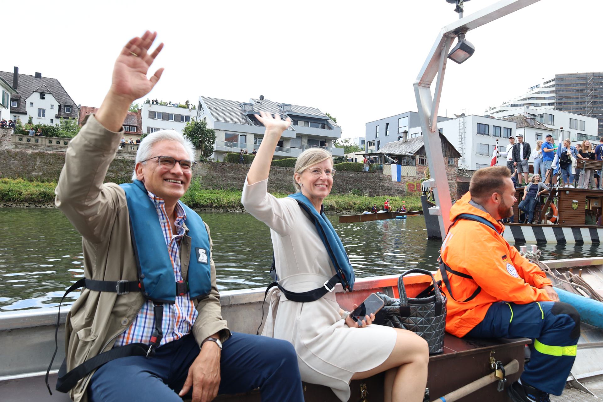 Schwimmende Bühne und Ausstiegshilfen für das Nabada