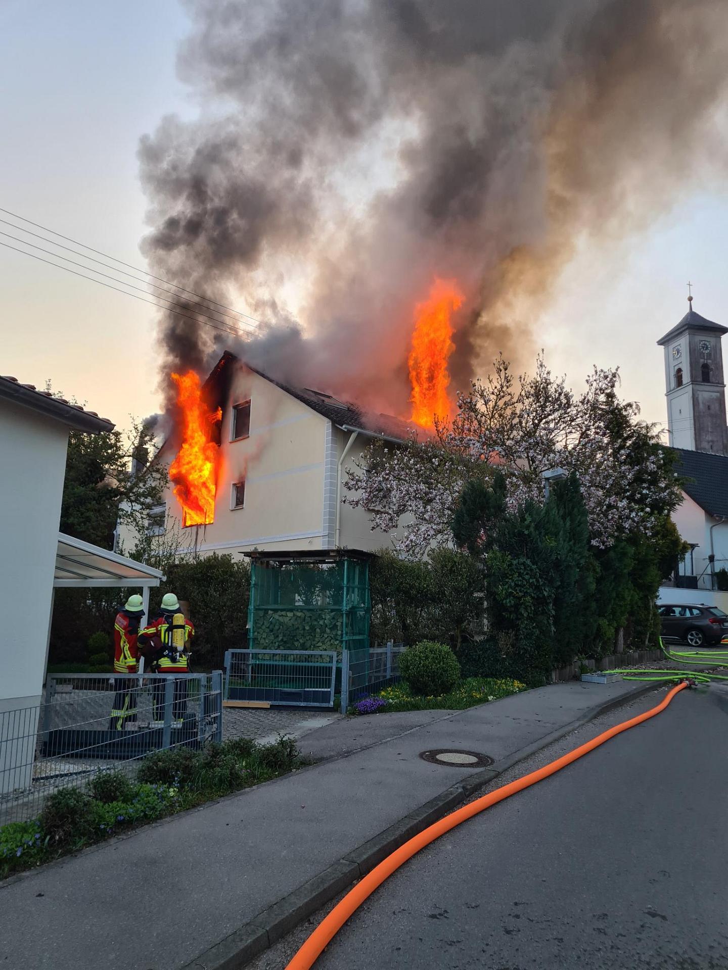 Brandeinsatz in Dietenheim: THW Ulm unterstützt Feuerwehr bei schwierigen Löscharbeiten