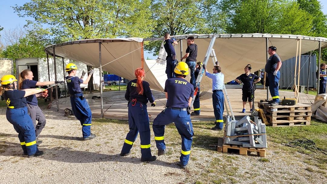 Unterstützung beim Aufbau des Ulmer Zelts