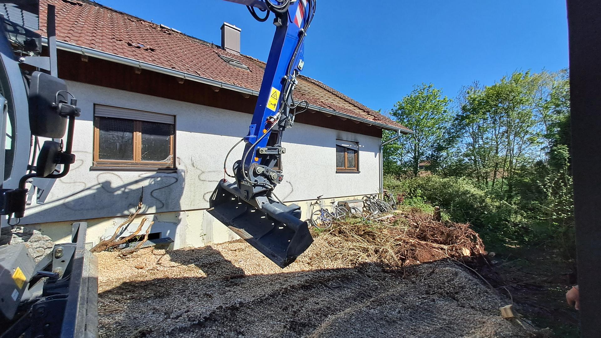 Räumarbeiten nach Brand in Blaustein-Bermaringen