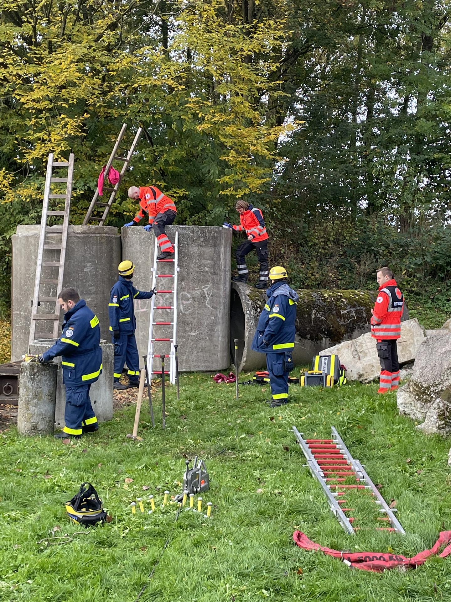 Realitätsnahe Einsatzübung: DRK-Auszubildende trainieren mit THW Ulm