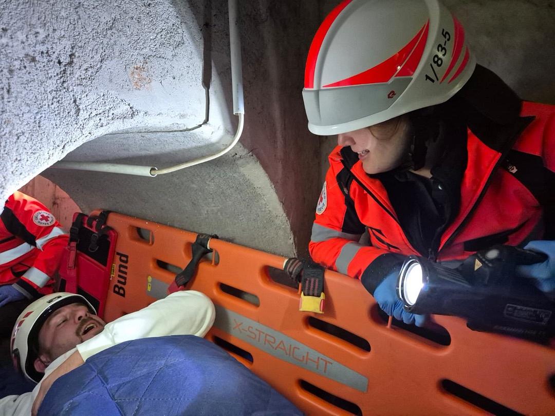Realitätsnahe Einsatzübung: DRK-Auszubildende trainieren mit THW Ulm