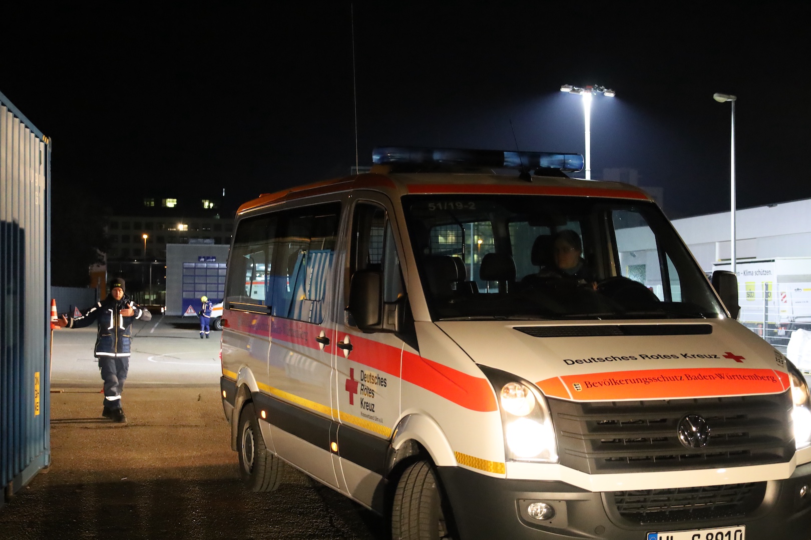 Gemeinsame Übung: Fahrzeuge einweisen mit dem DRK